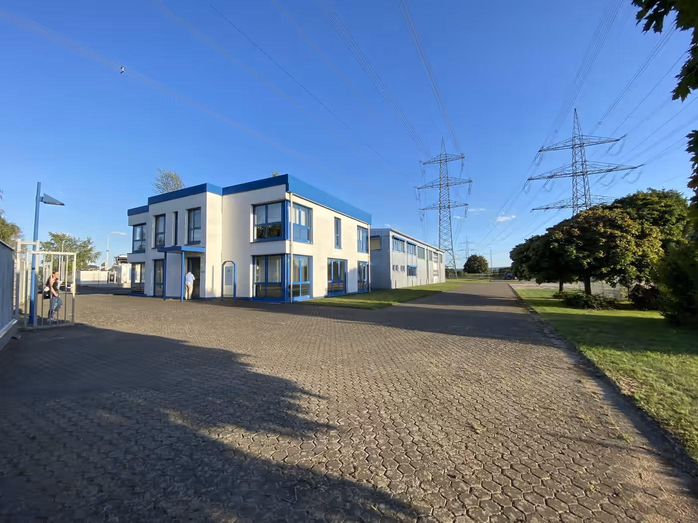 Zufahrt mit Büro- und Hallengebäude