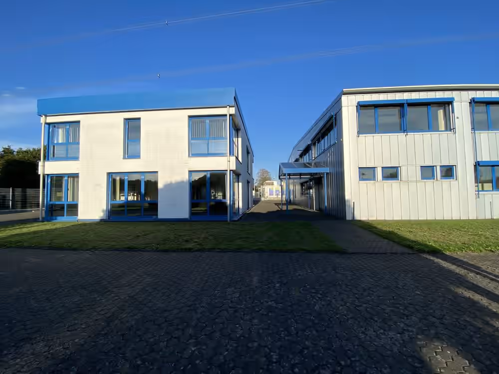Büro- und Hallengebäude im Innenhof
