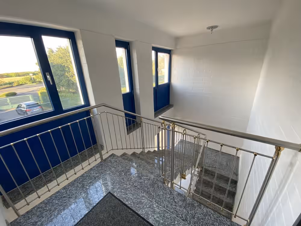 Treppenhaus mit Natursteinboden