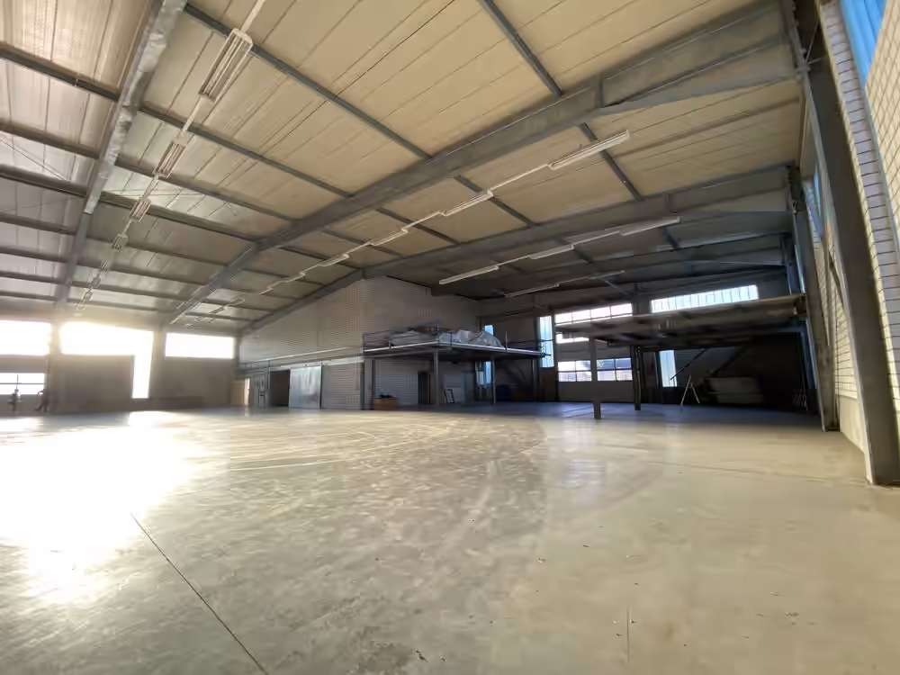 Gewerbehalle mit Galerieebene