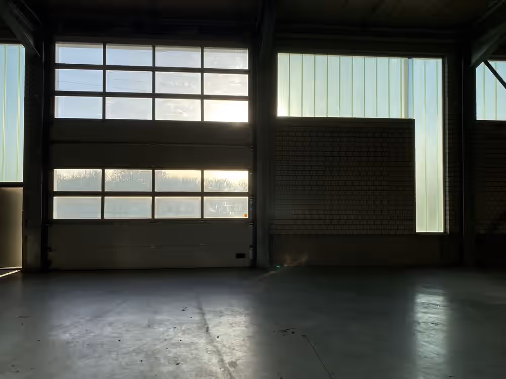 Sektionaltor in der Gewerbehalle