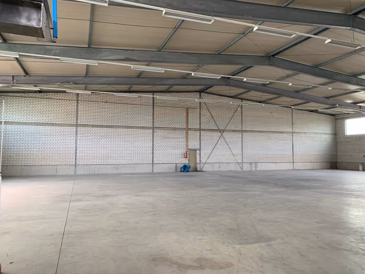 Helle Innenansicht der Gewerbehalle